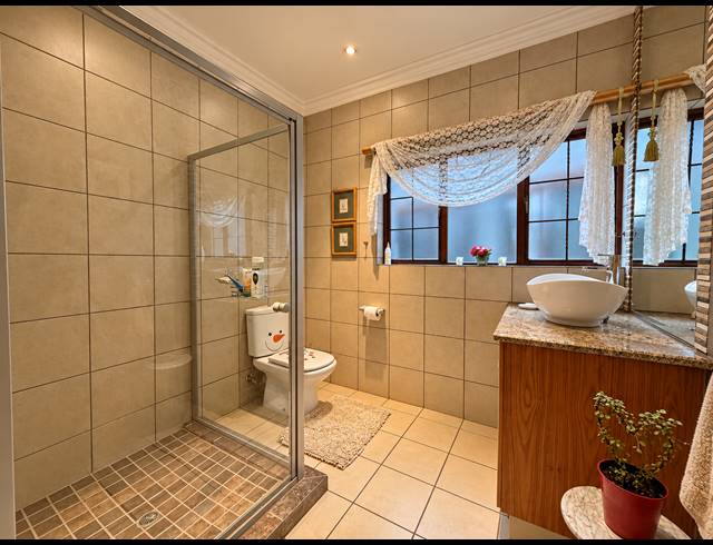 5 BEDROOM FREEHOLD FOR SALE IN MIDSTREAM ESTATE